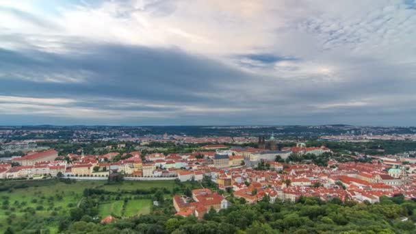 Prachtige timelapse uitzicht naar de stad Praag van Petrin Observation Tower In Tsjechië — Stockvideo