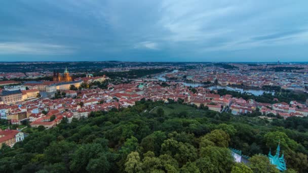 Meraviglioso giorno per notte timelapse vista alla città di Praga dalla torre di osservazione di Petrin in Repubblica Ceca — Video Stock