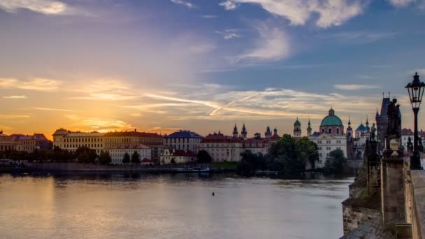 Vista desde el Puente de Carlos en Praga durante el amanecer timelapse, Bohemia, República Checa . — Vídeo de stock