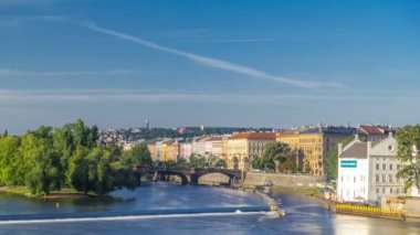 Lejyonlar köprüsü ile ilçe Strelecky ostrov Vltava nehir timelapse, Prag, Çek Cumhuriyeti