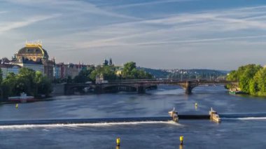 Lejyonlar ve Ulusal Tiyatro binası, Prag, Çek Cumhuriyeti köprüsü ile ilçe Strelecky ostrov Vltava nehir timelapse