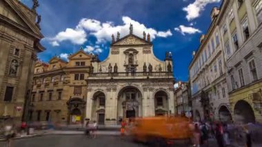 St. Salvator Kilisesi timelapse hiperlapsusu. Prag'daki Tarihi Kompleksin Bir Parçası - Clementinum, Çek Cumhuriyeti