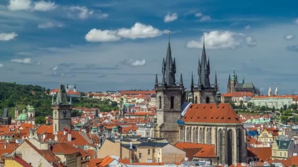 Vista desde la altura de Powder Tower en Praga timelapse. Monumento histórico y cultural — Vídeos de Stock