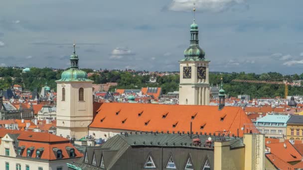 Vista desde la altura de Powder Tower en Praga timelapse. Monumento histórico y cultural — Vídeo de stock