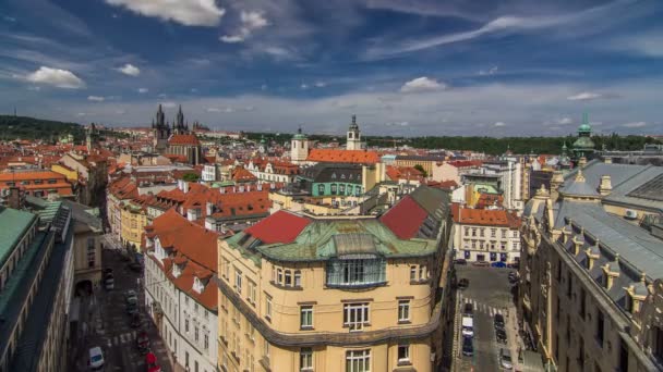 プラハのタイムラプスの高さパウダータワーからの眺め。歴史的・文化的建造物 — ストック動画