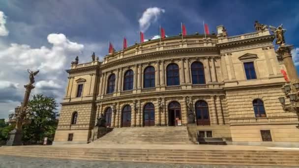 ルドルフィナム・プラハのタイムラプス・ハイパーラプス、チェコ・フィルハーモニー管弦楽団の本拠地である美しいネオ・ルネッサンスの建物. — ストック動画