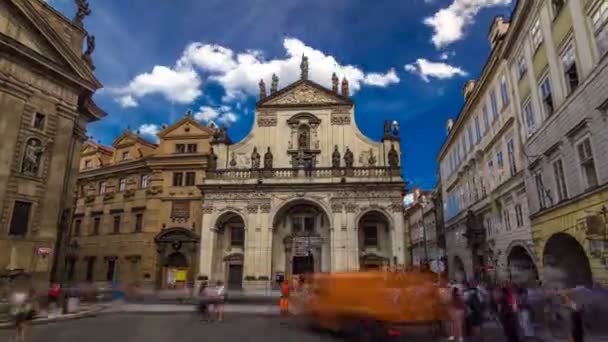 Hiperlapso del lapso de tiempo de la Iglesia de San Salvador. Parte del complejo histórico en Praga - Clementinum, República Checa — Vídeos de Stock