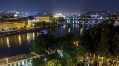 Vltava nehri üzerindeki köprülerin ve Prag'ın tarihi merkezinin manzara görünümü: binalar