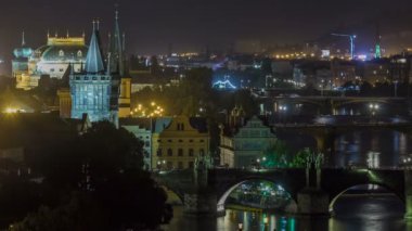 Vltava nehri üzerindeki köprülerin ve Prag'ın tarihi merkezinin manzara görünümü: binalar