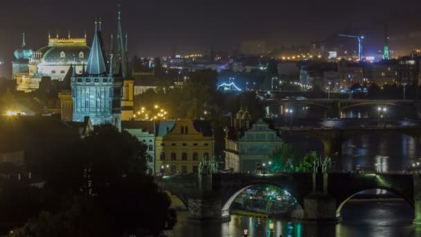 Vista panorâmica das pontes na linha do tempo da noite do rio Vltava e do centro histórico de Praga: edifícios — Vídeo de Stock
