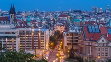 Prag gündüz gece zaman aşımı, kuleleri ve gece aydınlatma, Çek Cumhuriyeti ile alacakaranlık sırasında fantastik eski şehir çatıları