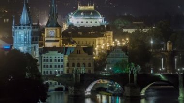 Vltava nehri üzerindeki köprülerin ve Prag'ın tarihi merkezinin manzara görünümü: binalar