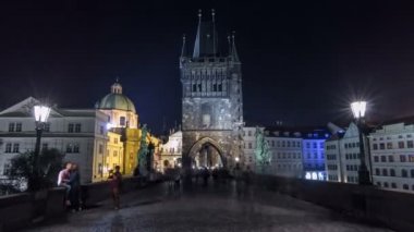 Charles Köprüsü'nde Stare Mesto Kulesi timelapse hiperlapse denilen Muhteşem Gotik yapı