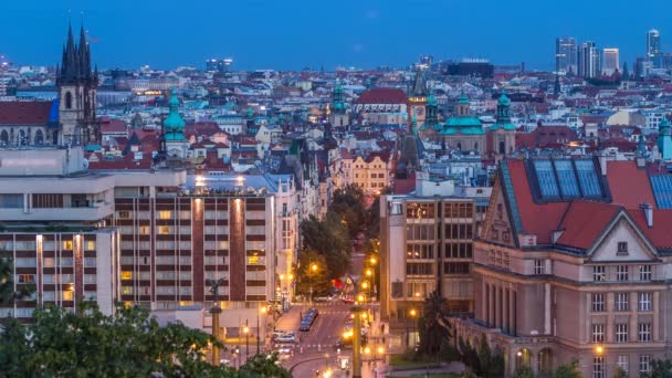 Prag Tag-Nacht-Zeitraffer, fantastische Altstadtdächer in der Dämmerung mit Türmen und nächtlicher Beleuchtung, Tschechische Republik — Stockvideo
