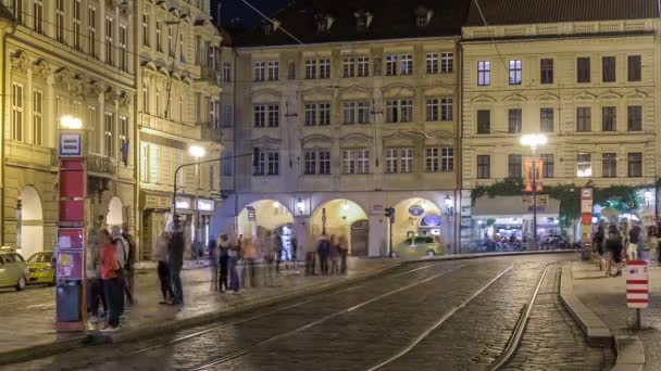 Nattbeskåda av det upplyst Malostranske Namesti kvadrera Timelapse Hyperlapse i Prague — Stockvideo