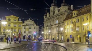 Prag'da ışıklı malostranske namesti kare timelapse hyperlapse gece görünümü