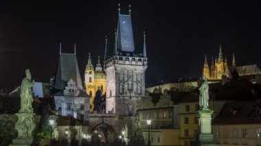 St Nicholas Katedrali ve Köprü Kulesi timelapse ile Prag Lesser Town gece Görünümü, Çek Cumhuriyeti