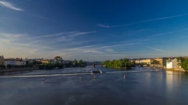 Lejyonlar ve Ulusal Tiyatro binası, Prag, Çek Cumhuriyeti köprüsü ile ilçe Strelecky ostrov Vltava nehir timelapse hiperlapse