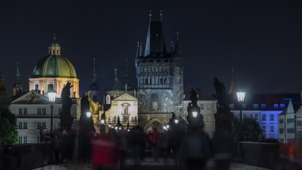 Prächtige gotische Struktur namens starren mesto Turm Zeitraffer auf der Karlsbrücke — Stockvideo