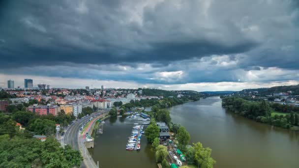 Visegrad gözlem güvertesinden Prag timelapse görünümü. Prag. Çek Cumhuriyeti. — Stok video