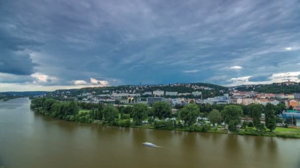 ヴィシェグラードの展望デッキからのプラハのタイムラプスの眺め。プラハ。チェコ共和国. — ストック動画