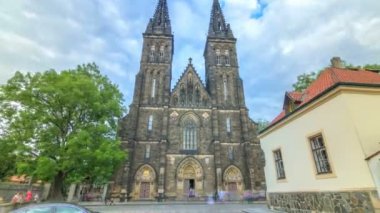 Neo-Gotik Aziz Peter ve Paul Katedrali timelapse hiperlapse Vysehrad kale, Prag.