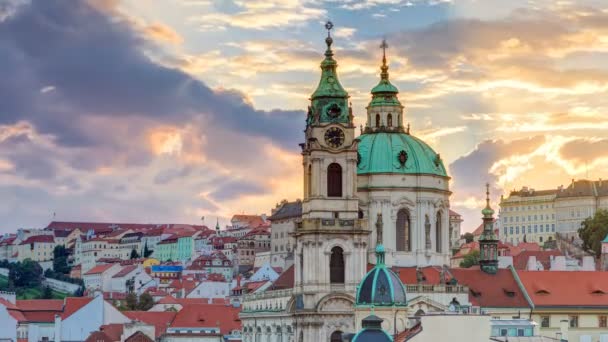 Atardecer detrás del timelapse de San Nicolás en Mala Strana en Praga — Vídeos de Stock