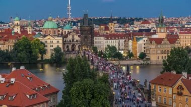 Praha'da gece saatlerinden vltava nehri üzerinde Eski Şehir iskele mimarisi ve Charles Köprüsü doğal yaz havadan görünümü. Prag, Çek Cumhuriyeti.