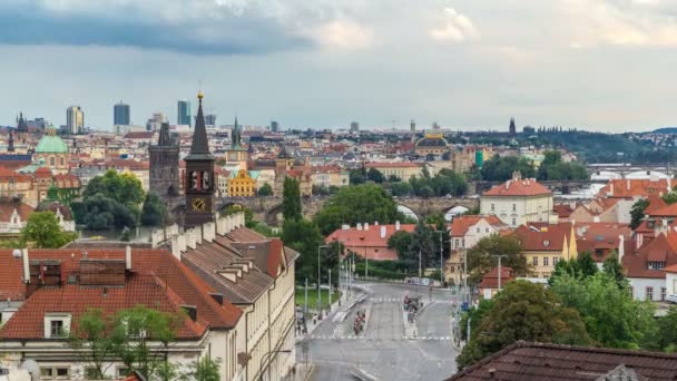 Praha'daki Vltava nehri saati üzerinden Eski Şehir iskele mimarisinin ve Charles Köprüsü'nün doğal yaz havadan görünümü. Prag, Çek Cumhuriyeti. — Stok video