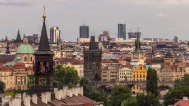 Praha'daki Vltava nehri saati üzerinden Eski Şehir iskele mimarisinin ve Charles Köprüsü'nün doğal yaz havadan görünümü. Prag, Çek Cumhuriyeti.