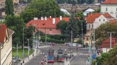 Praha'daki Vltava nehri saati üzerinden Küçük Şehir mimarisinin ve Charles Köprüsü'nün doğal yaz havadan görünümü. Prag, Çek Cumhuriyeti.