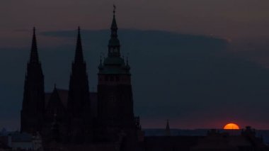 Sisli bir sabah saatinde gün doğumunda Prag'ın güzel bir manzarası.