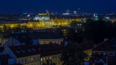 Prag'da Gece Vltava Nehri timelapse yansıması ile Aydınlatılmış Ulusal Tiyatro, Çek Cumhuriyeti