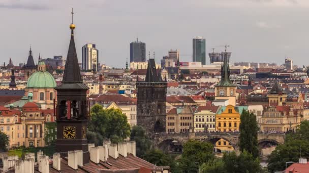 Escénica vista aérea de verano de la arquitectura del muelle del casco antiguo y el puente de Carlos sobre el río Moldava timelapse en Praha. Praga, República Checa . — Vídeo de stock