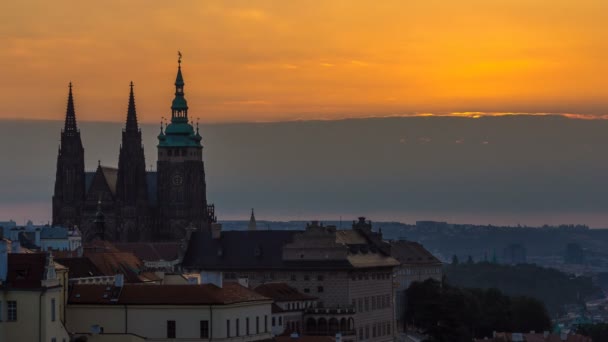 Eine schöne Aussicht auf Prag bei Sonnenaufgang auf einem nebligen morgendlichen Zeitraffer. — Stockvideo