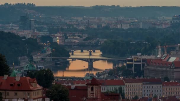 Prag köprüleri ve eski şehir timelapse çekici sabah görünümü, Çek Cumhuriyeti — Stok video