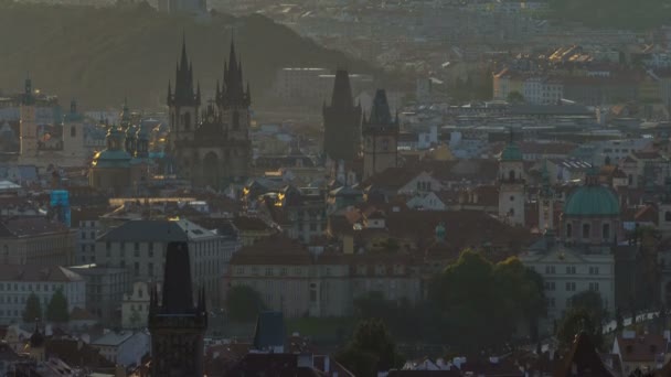 Die Kirchtürme der Altstadt und die Kirche von Tyn im Zeitraffer bei Sonnenaufgang. Tschechische Republik, Prag — Stockvideo