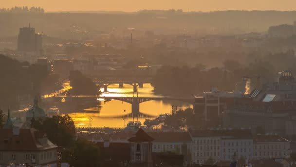 Утренний вид мостов и Старого города, Чехия — стоковое видео