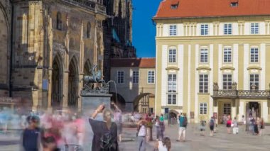 Prag'daki St. Vitus Katedrali mahkeme zaman aşımı turistlerle çevrili.