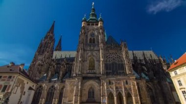 Prag'da St. Vitus Katedrali timelapse hiperlapse turistler tarafından çevrili.