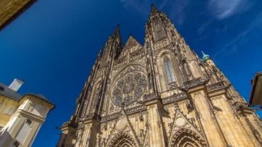 Prag'da St. Vitus Katedrali timelapse hiperlapse turistler tarafından çevrili.