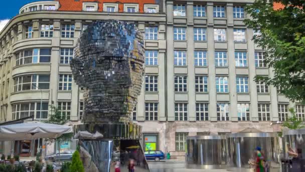 Denkmal von franz kafka zeitraffer in form eines gigantischen kopfes mit rotierenden segmenten. Prag, Tschechische Republik. — Stockvideo