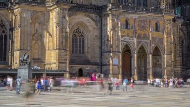 St. Vitus Cathedral Court timelapse in Praag, omringd door toeristen. — Stockvideo