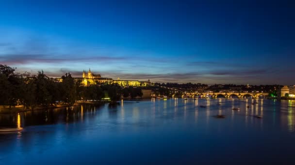 Güzel gökyüzü ile Vltava nehri üzerinde gece timelapse renkli kürek tekneler ile Çek Cumhuriyeti'nde şehir Prag görünümü — Stok video
