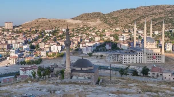 Letecký pohled na mešity ze starého hraduv historickém městě Nevsehir timelapse — Stock video