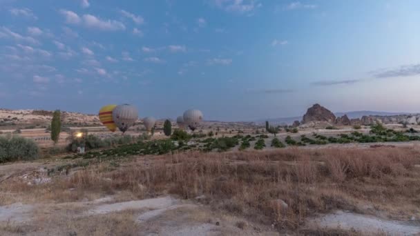 Gyönyörű színes hőlégballonok szállnak fel és repülnek a tiszta reggeli égbolton Cappadociában, Törökországban. — Stock videók