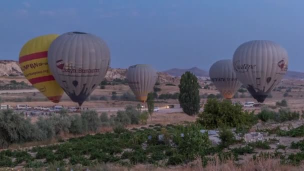 Vackra färgglada varmluftsballonger lyfter och flyger i klar morgon himmel timelapse i Kappadokien, Turkiet — Stockvideo