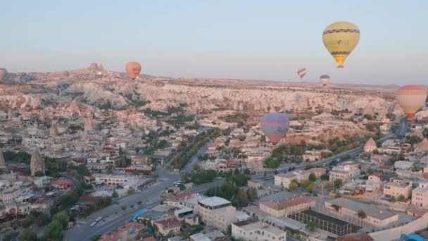 Légi felvétel hőlégballonból napkeltekor a Kapadokya mesebeli táj felett, reggeli fénnyel. — Stock videók