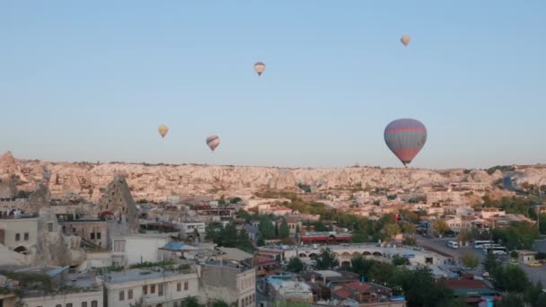 Luchtfoto van heteluchtballon tijdens zonsopgang over de sprookjesachtige heuvels van Kapadokya met ochtendlicht. — Stockvideo