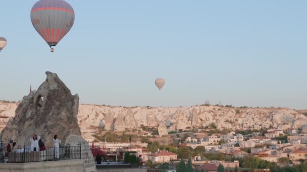 Vista aérea desde el globo aerostático durante el amanecer sobre las colinas del paisaje de cuento de hadas de Kapadokya con luz de la mañana. — Vídeos de Stock